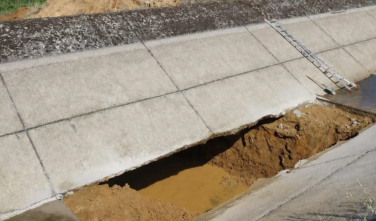 Imagen de la rotura del canal que ha dejado sin riego a decenas de agricultores.