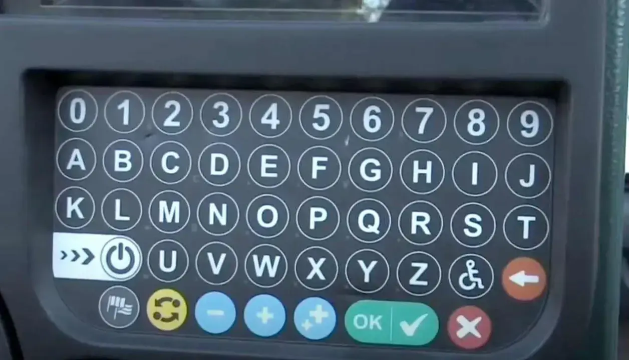 Teclado de la m&aacute;quina de estacionamiento en la zona regulada por la ORA en Le&oacute;n.