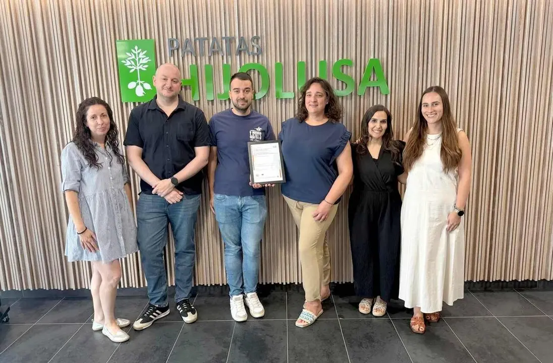 Personal de Hijolusa junto a la nueva certificaci&oacute;n obtenida por la firma leonesa.