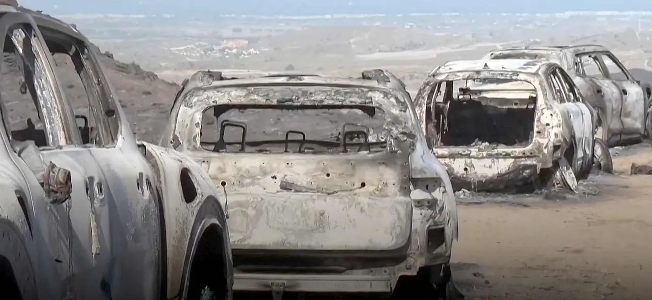 Imagen de los veh&iacute;culos calcinados en la carretera donde fueron alcanzados por las llamas.