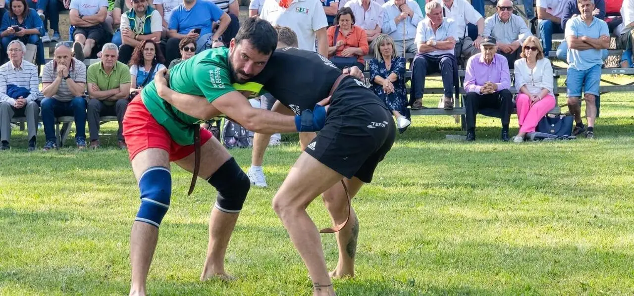 Imagen de un corro de lucha leonesa