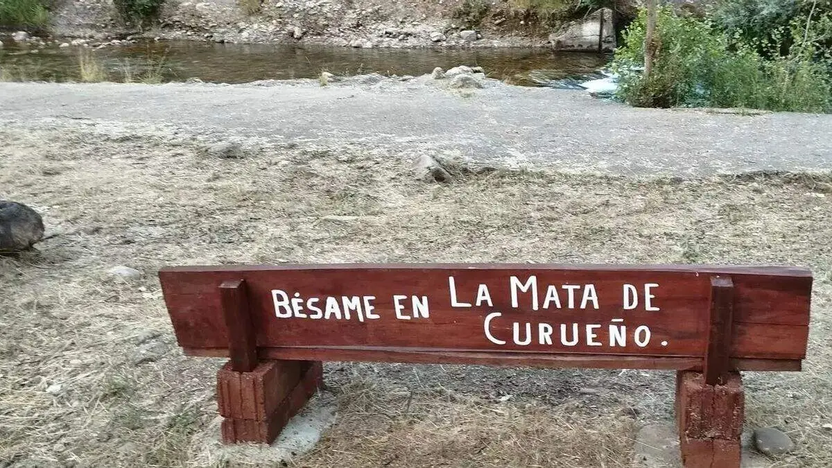 Banco del beso en Lla Mata de Curue&ntilde;o