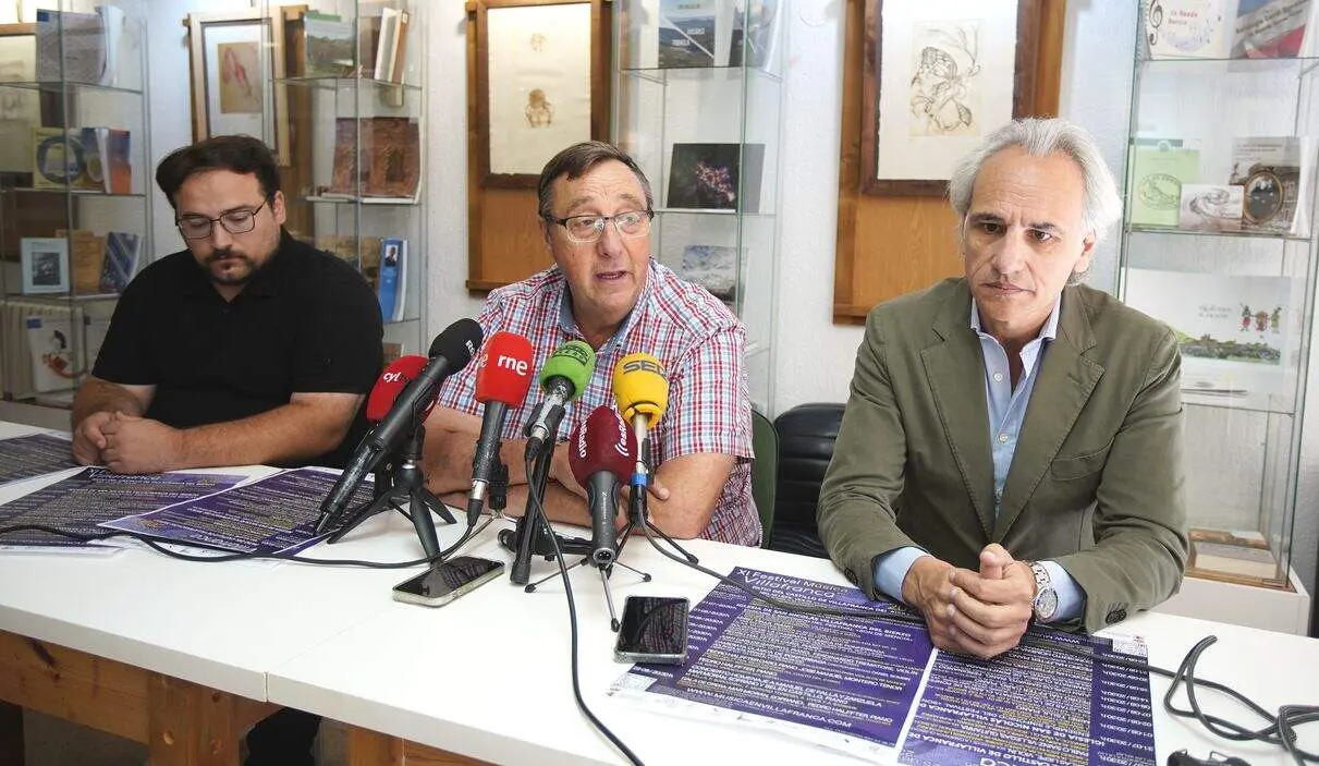 El alcalde de Villafranca del Bierzo, Jos&eacute; Manuel Pereira (C), junto al concejal de Cultura, Diego Garc&iacute;a (I), y el compositor Pedro Halffter (D), durante la presentaci&oacute;n de la XI edici&oacute;n del Festival de M&uacute;sica de Villafranca