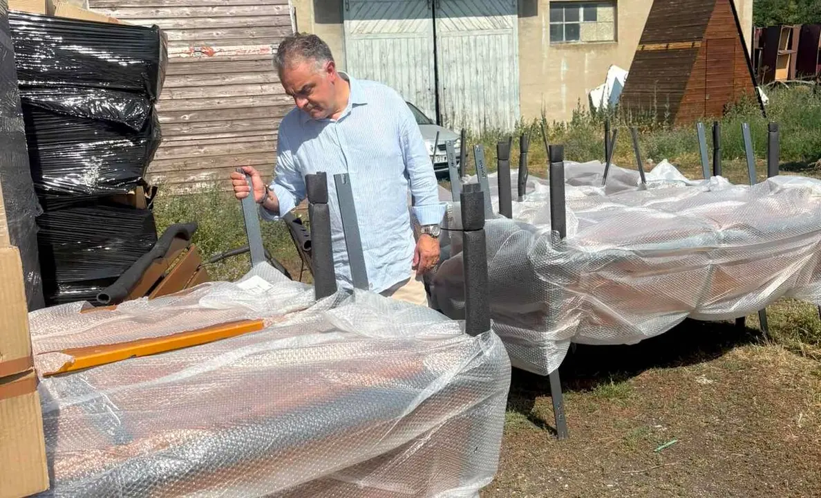El alcalde de Astorga observa el nuevo equipamiento urbano llegado a la localidad.