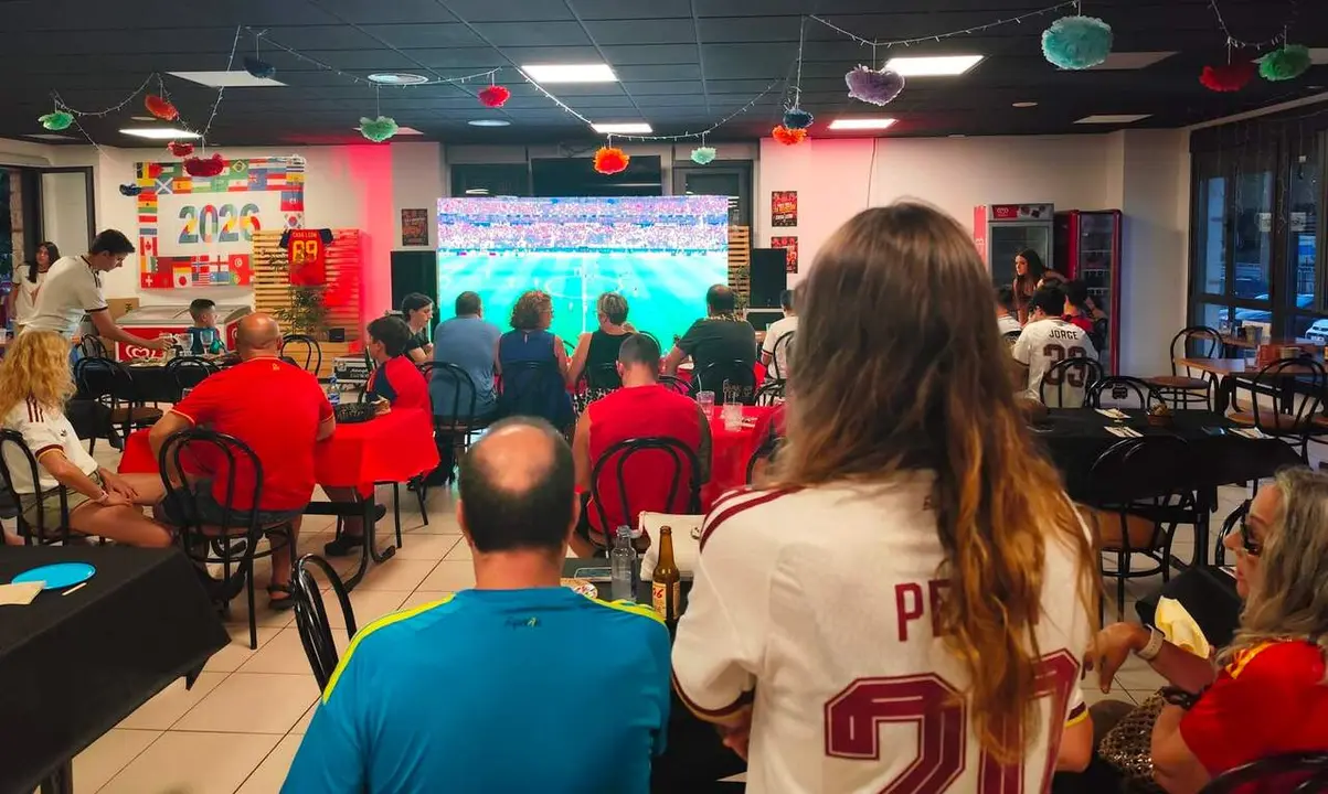 La ausencia de una pantalla gigante no impidi&oacute; que cientos de aficionados convirtieran terrazas y locales de hosteler&iacute;a en improvisadas gradas para vivir el triunfo de Espa&ntilde;a sobre Francia (0-2) y el pase a la final del Mundial.