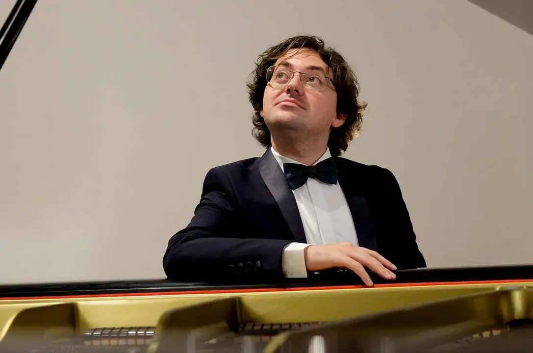 VG_Photo_05_Piano_Pose