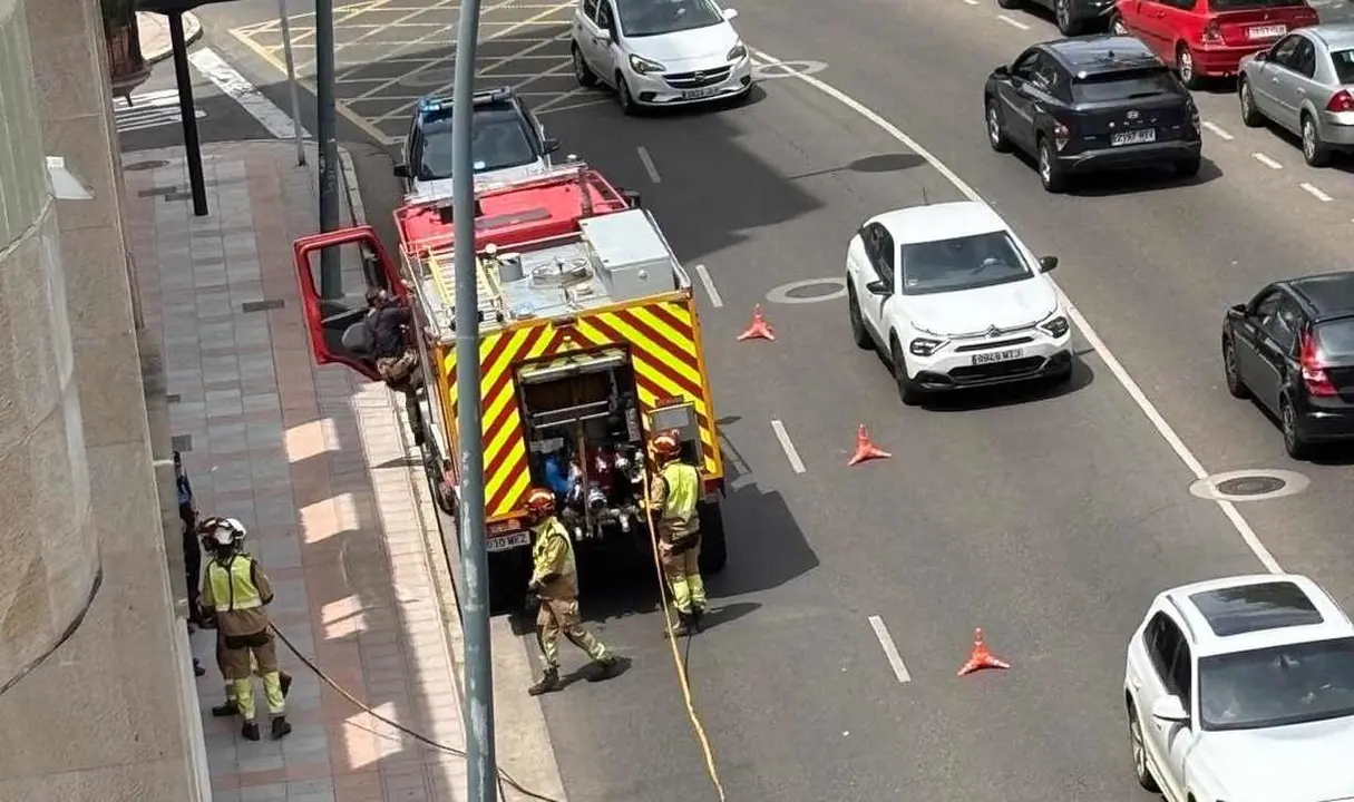 Efectivos de Bomberos Le&oacute;n trabajando en la zona del incendio.