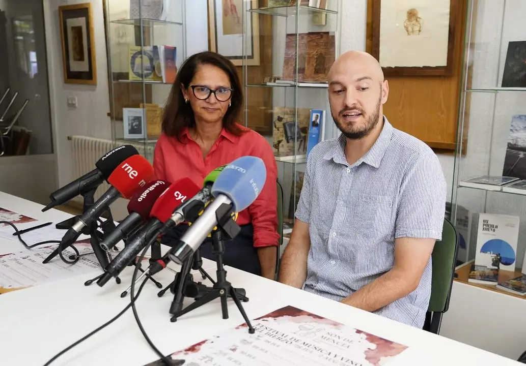 La presidenta de BIerzo Enoturismo, Consuelo Ysart, junto al m&uacute;sico Mateo Balboa, durante la presentaci&oacute;n del Festival Son de Menc&iacute;a. Foto. C&eacute;sar S&aacute;nchez.