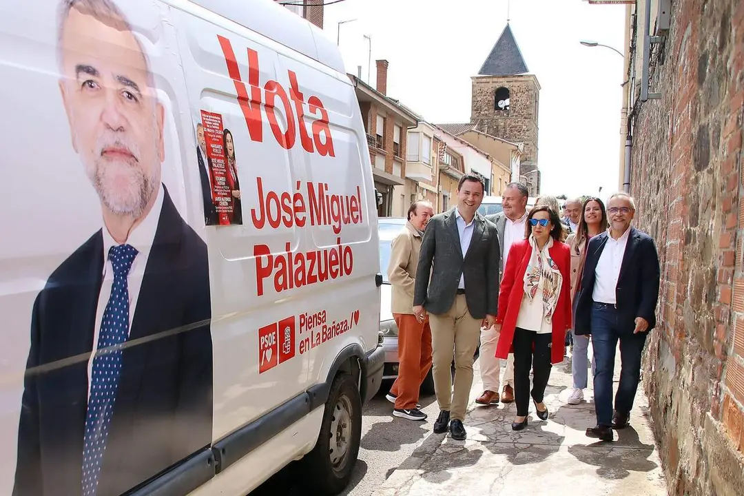 La ministra de Defensa, Margarita Robles, respalda la presentaci&oacute;n de candidaturas del Partido Judicial de La Ba&ntilde;eza, junto al candidato a la Alcald&iacute;a de La Ba&ntilde;eza, Jos&eacute; Miguel Palazuelo, el secretario general del PSL-PSOE, Javier Alfonso Cend&oacute;n, y el presidente del PSOE de Castilla y Le&oacute;n, Eduardo Mor&aacute;n