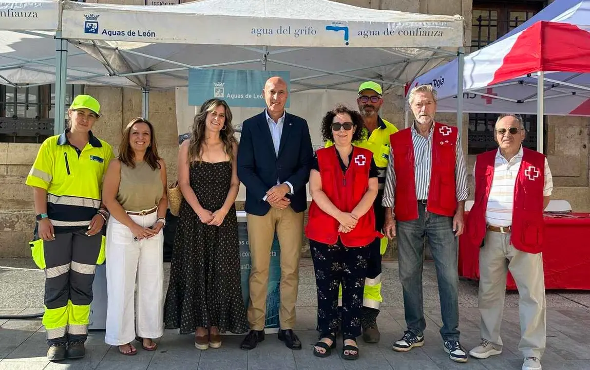 El alcalde de Le&oacute;n ha visitado las carpas en las que se ha promocionado la prevenci&oacute;n ante las olas de calor.