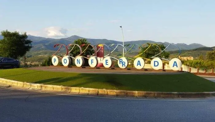 La escultura de los ciclistas de Pablo Voces, en su ubicaci&oacute;n original en una rotonda hace m&aacute;s de dos a&ntilde;os. Foto: Cedida El Bierzo Digital - Quinito.