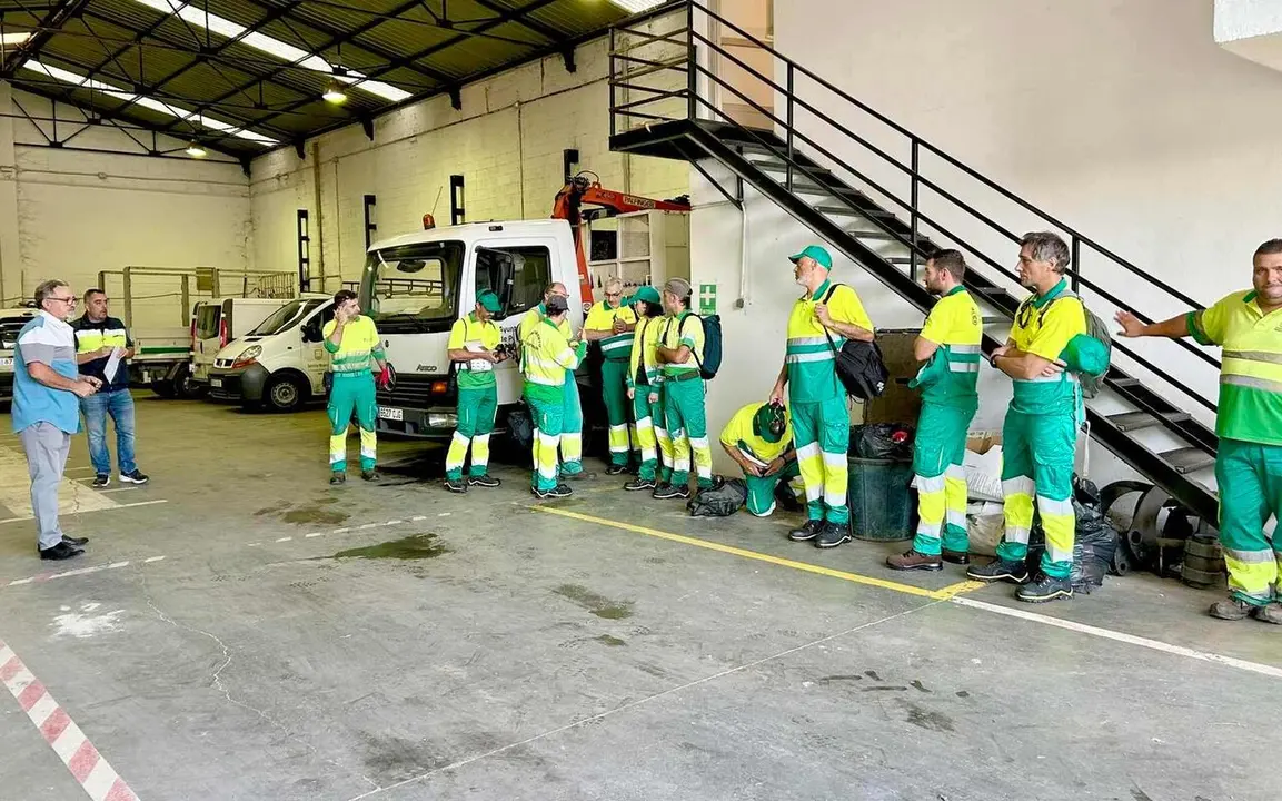 El concejal de Medio Ambiente, Carlos Fern&aacute;ndez, ha dado en las &uacute;ltimas horas la bienvenida al Servicio de Parques y Jardines de Ponferrada al contingente de 15 trabajadores que el &Aacute;rea que dirige ha contratado para los pr&oacute;ximos seis meses.