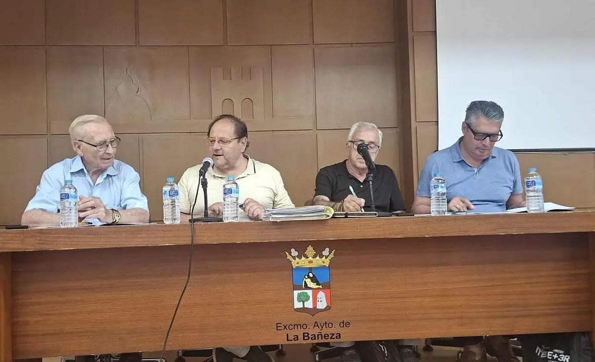 La XII Asamblea, celebrada en La Ba&ntilde;eza, acuerda intensificar las gestiones ante la Junta y reclamar avances en el enlace con Portugal.