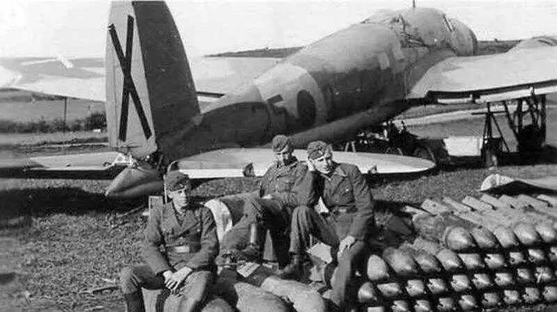 Miembros de la legi&oacute;n C&oacute;ndor con uno de sus aviones.