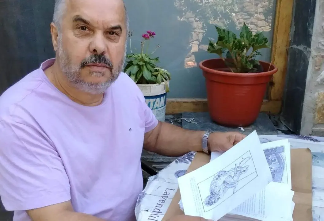 Santiago Garc&iacute;a Chago, con una ilustraci&oacute;n de Barcia.