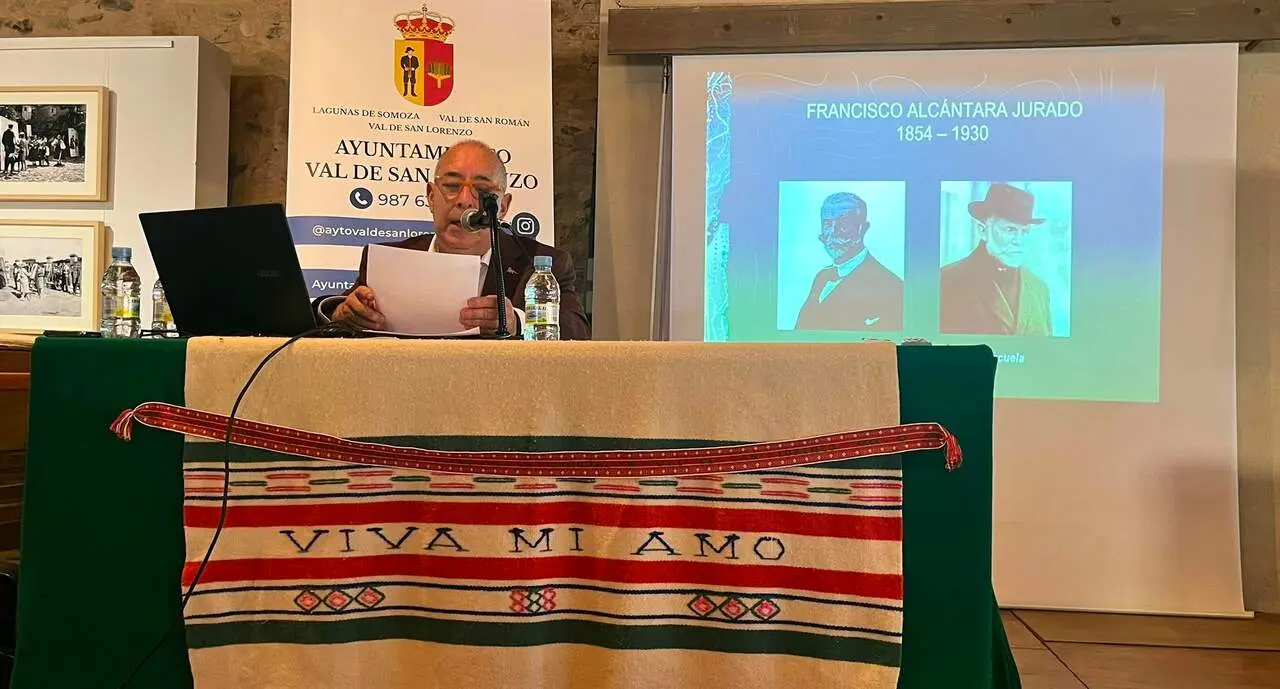 Miguel &Aacute;ngel Cordero, durante su conferencia en El Val de San Lorenzo.