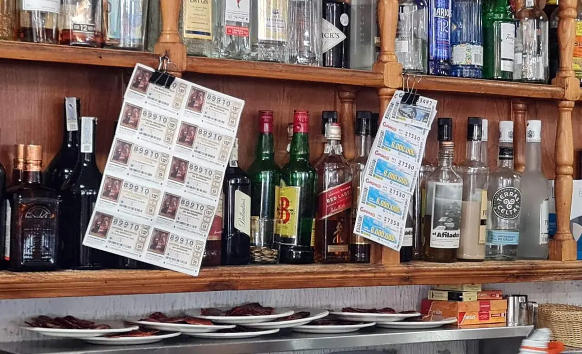 Loter&iacute;a de Navidad de Rodiezmo en el Ezequiel de Villaman&iacute;n.