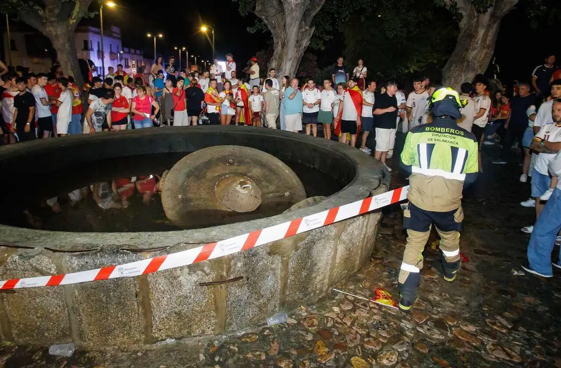 El derrumbe de la fuente de la Glorieta del &Aacute;rbol Gordo de Ciudad Rodrigo provoc&oacute; la tragedia y dej&oacute; un herido.