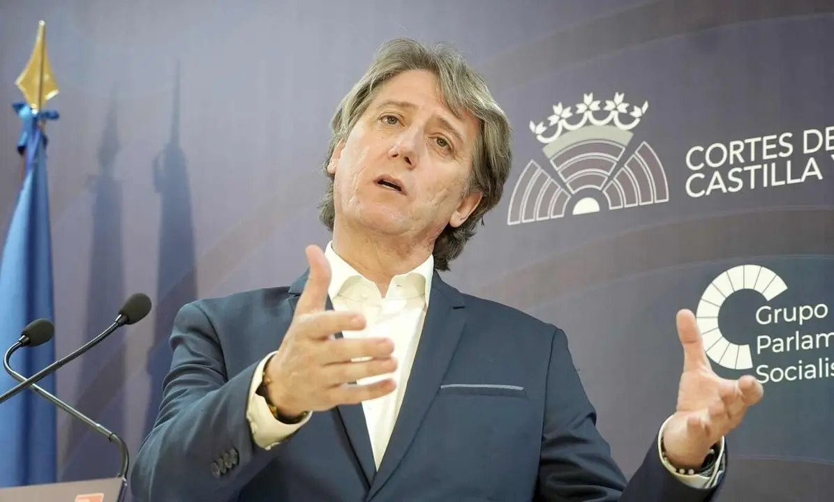 El secretario general del PSOE de Castilla y Le&oacute;n y portavoz en las Cortes, Carlos Mart&iacute;nez, comparece ante la prensa para realizar balance de las comparecencias de los consejeros de la Junta.
