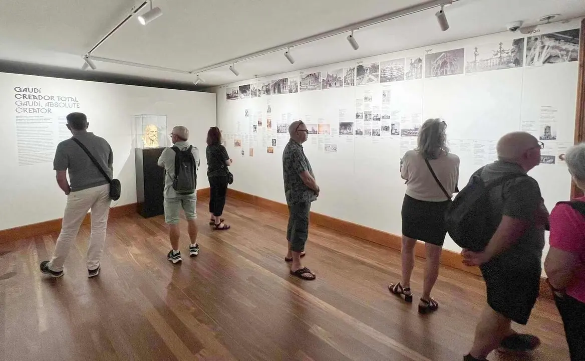 Visitantes recorriendo la nueva exposici&oacute;n permanente del Museo Casa Botines Gaudi.