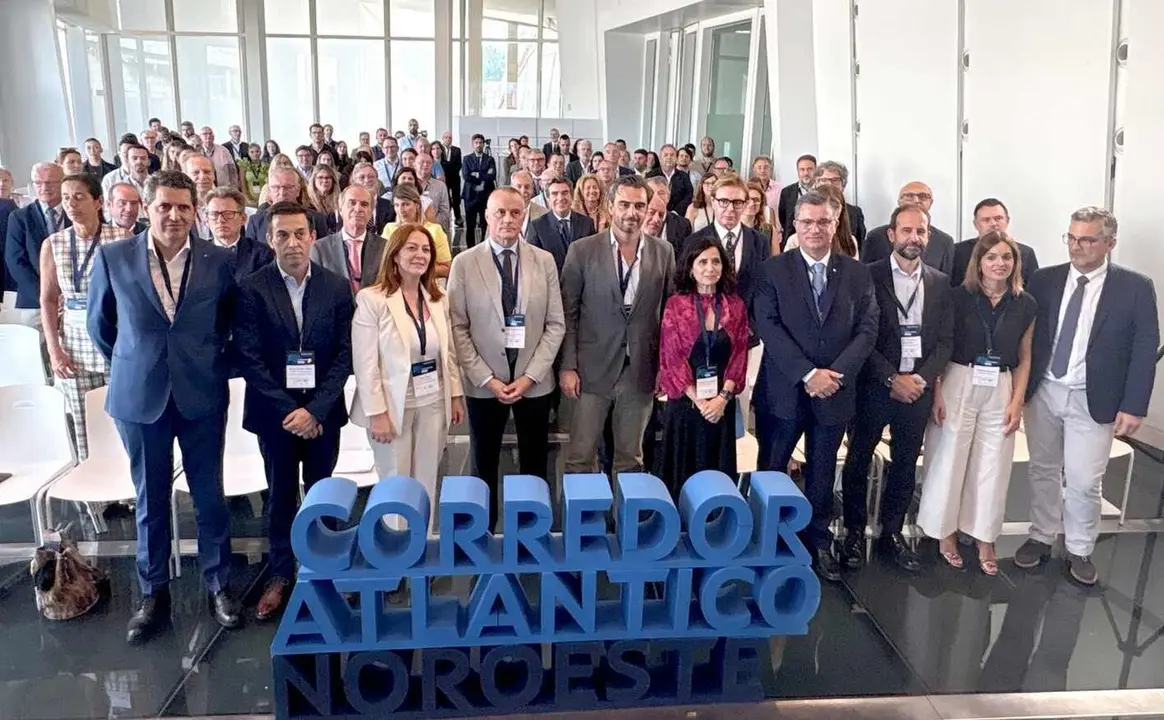 la consejera de Movilidad, Transformaci&oacute;n Digital e Inteligencia Artificial, Cristina Sanchidri&aacute;n, participa en la presentaci&oacute;n de este proyecto para impulsar el desarrollo del Corredor Atl&aacute;ntico en el noroeste, en un acto celebrado en Santiago de Compostela (La Coru&ntilde;a).