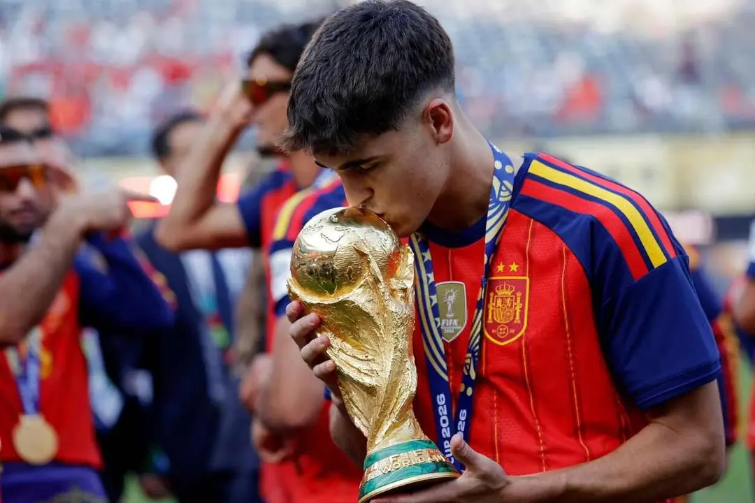 Cubarsi besa la Copa del Mundo tras la victoria ante Argentina.
