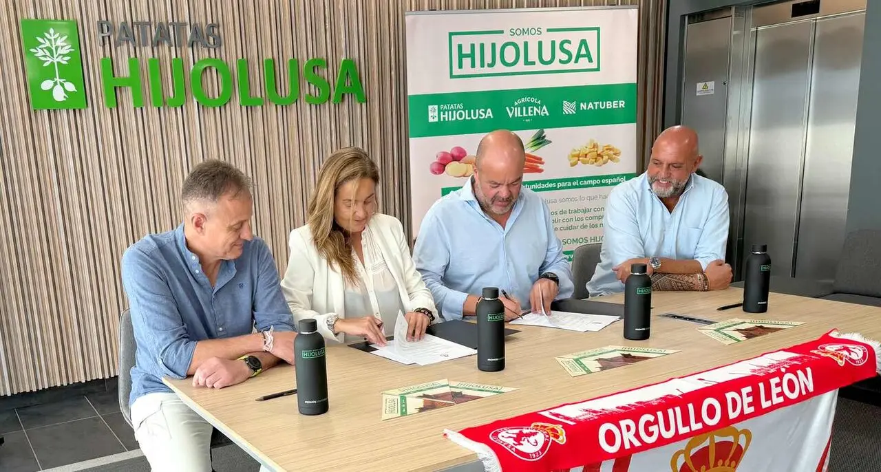 Representantes de Cultural y de la firma Hijolusa durante la r&uacute;brica del acuerdo de colaboraci&oacute;n de cara a la nueva temporada.