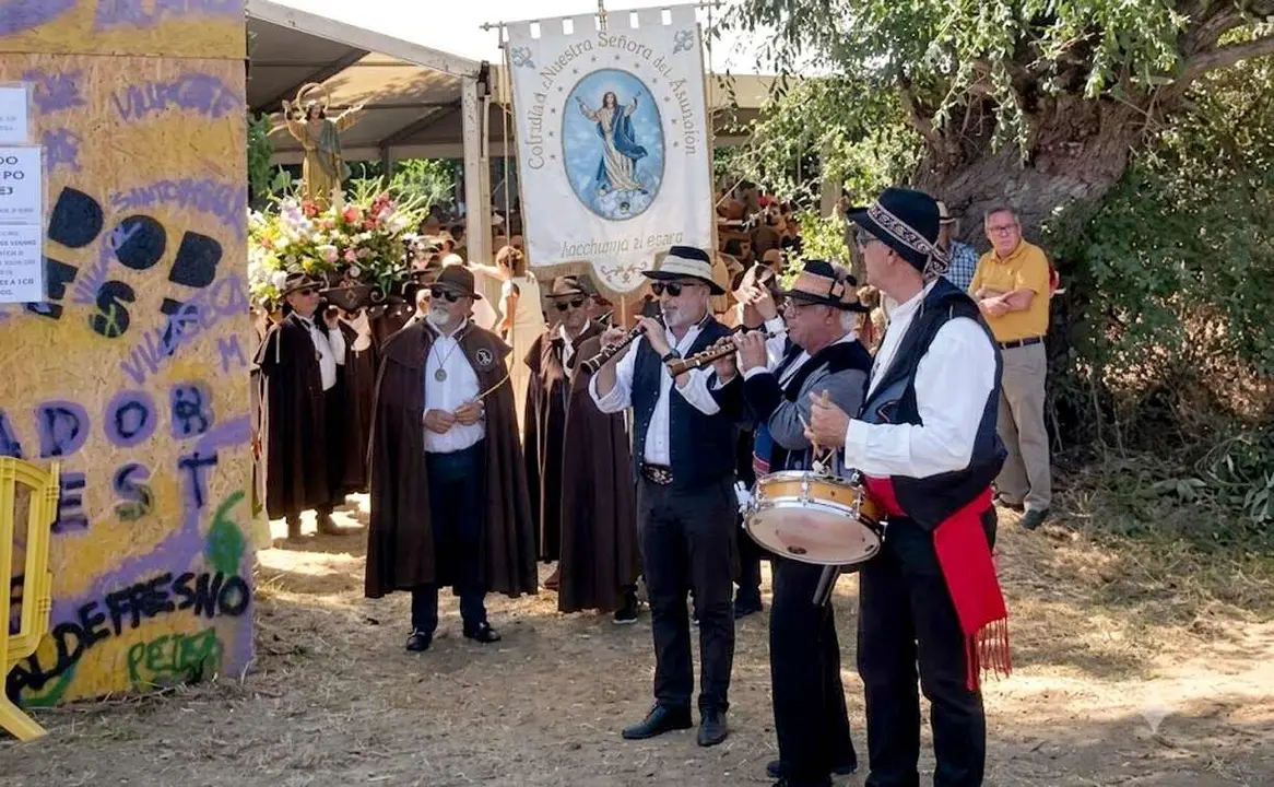 Dulzaineros durante los tradicionales actos procesionales en las fiestas de Valdefresno.