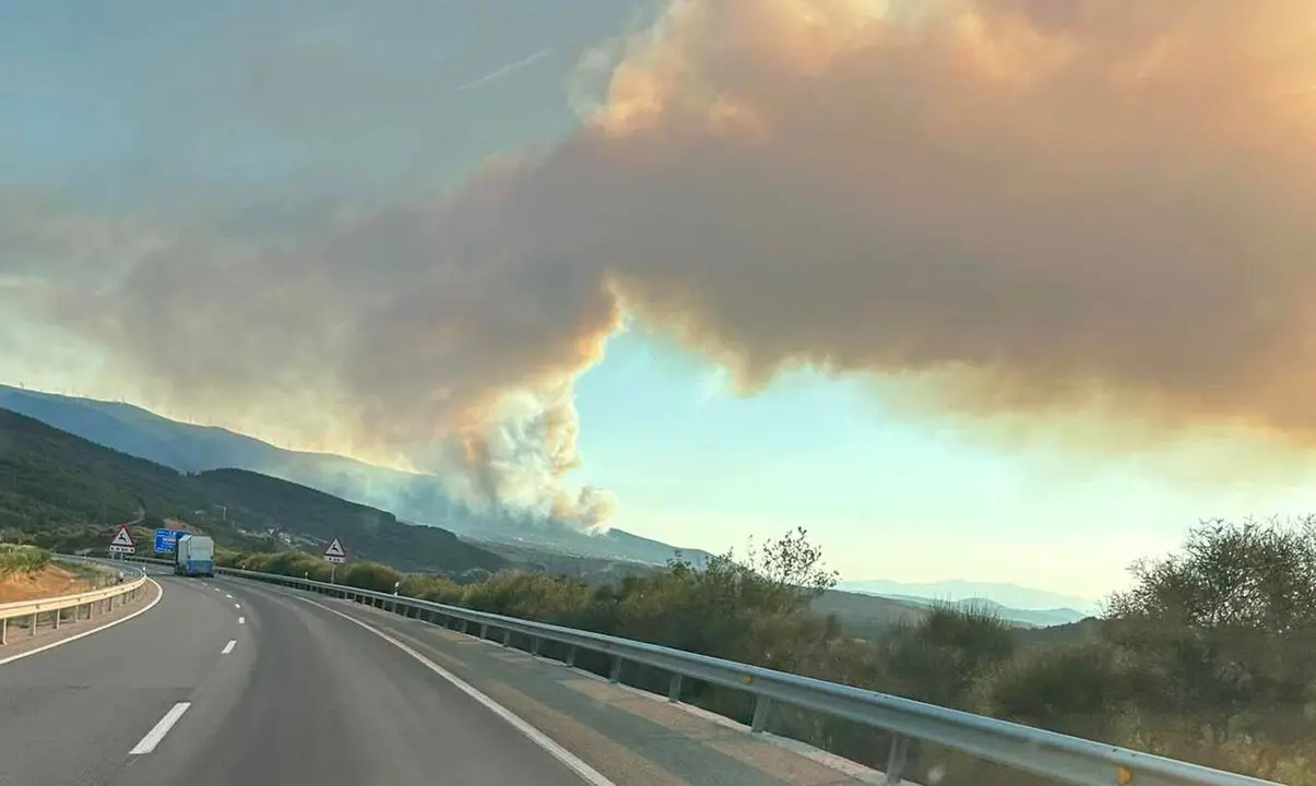 El incendio de La Ba&ntilde;a visto desde el &aacute;rea del Manzanal. Foto: Alfredo