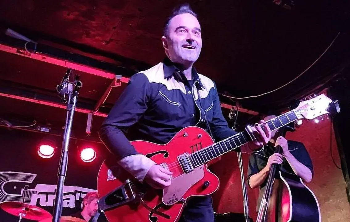 El m&uacute;sico de origen leon&eacute;s &Aacute;ngel 'Siete Vidas' Collado, durante un concierto.