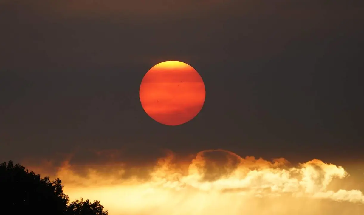 La intensidad del sol, en este caso cubierta por el humo de los incendios en la  provincia de Le&oacute;n.