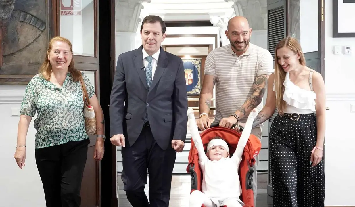 El presidente de la Junta, Alfonso Fern&aacute;ndez Ma&ntilde;ueco, recibe al ni&ntilde;o Javi Gallo, diagnosticado de epiderm&oacute;lisis bullosa distr&oacute;fica o 'piel de mariposa'.