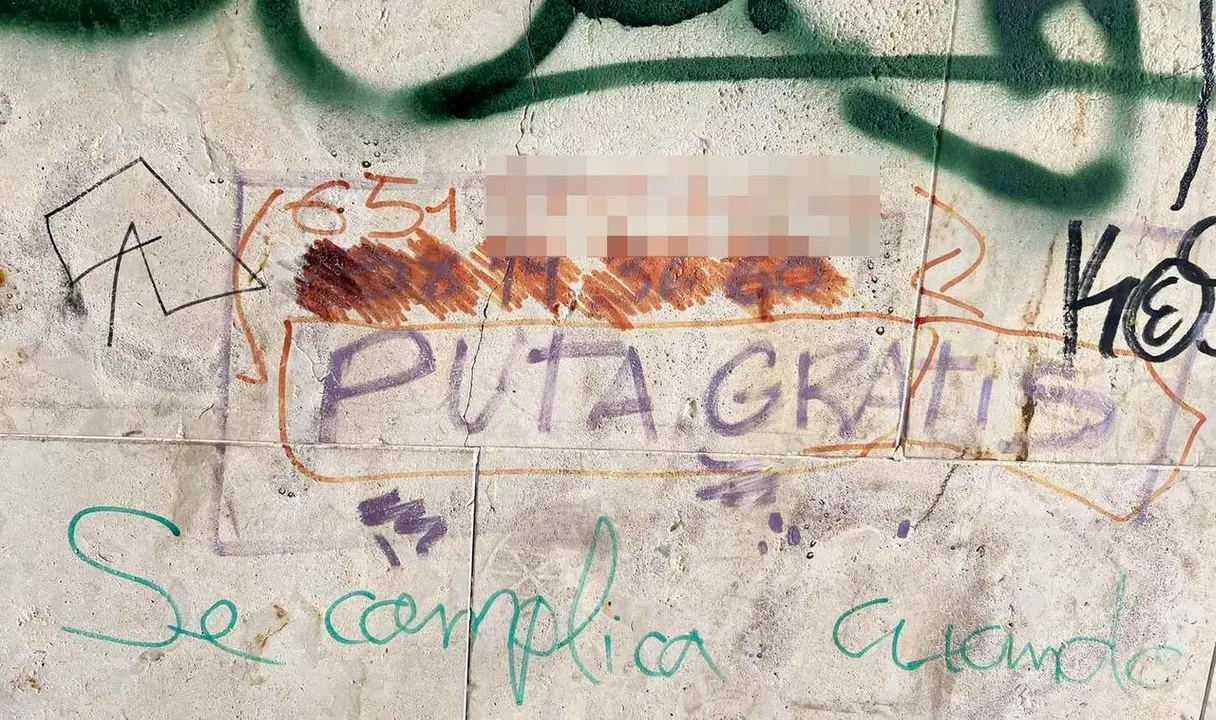 Imagen de una de las paredes en las que se facilita el nombre de algunas j&oacute;venes de la localidad.