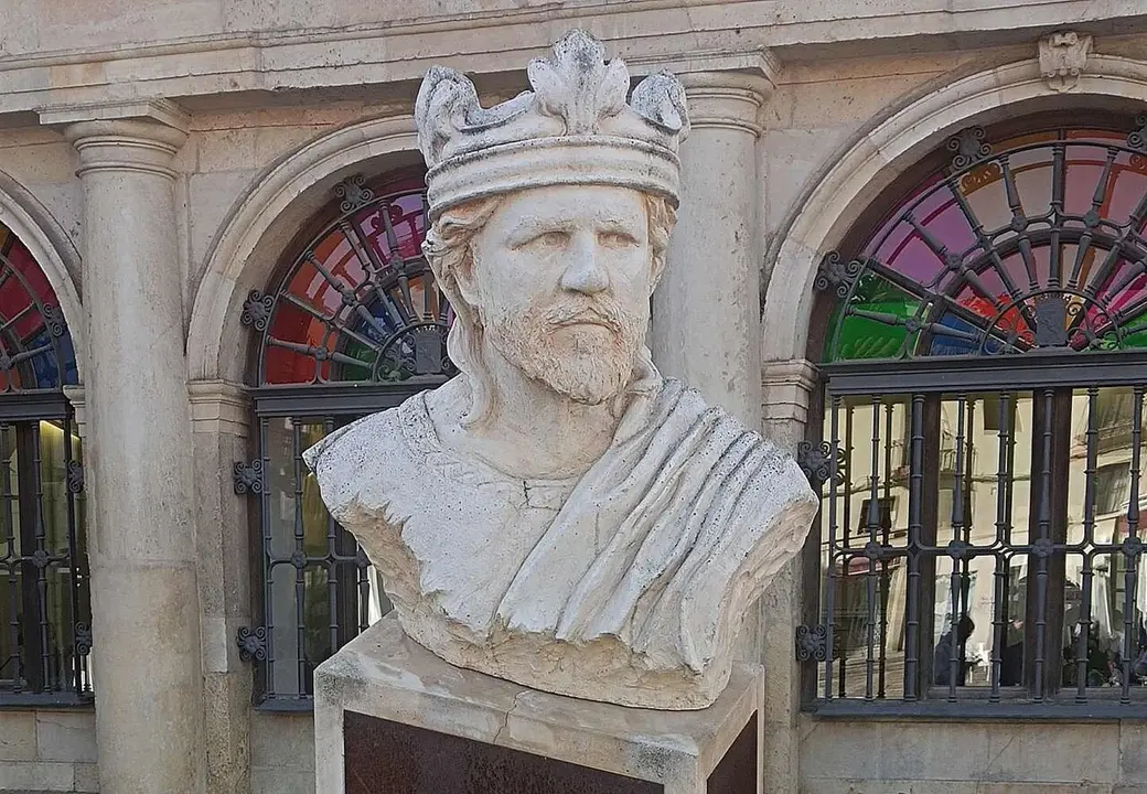 Busto de Alfonso V ubicado ante el Ayuntamiento de Le&oacute;n.