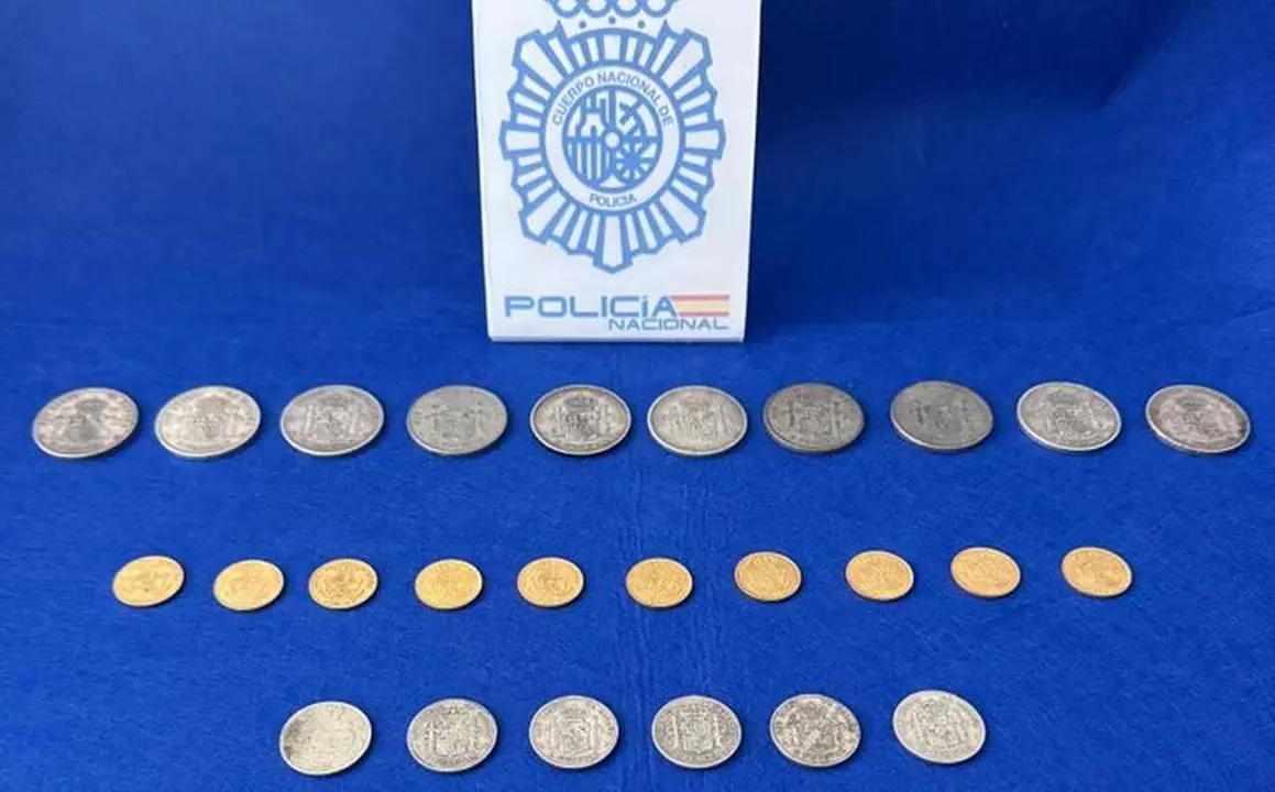 Imagen de las monedas recuperadas por los efectivos de la Polic&iacute;a Nacional.