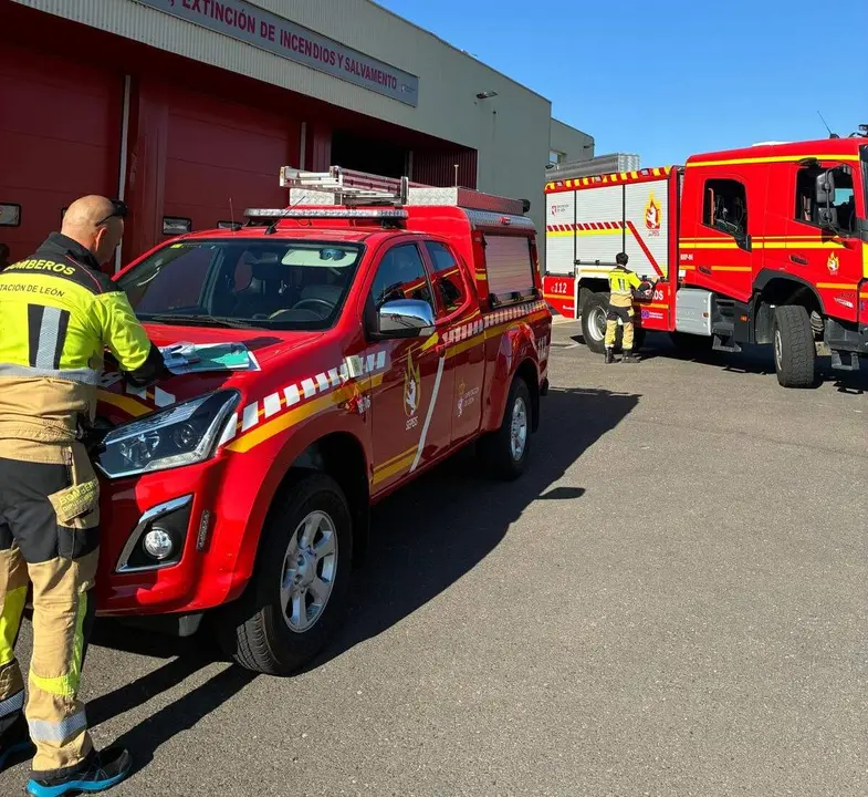 Los dos veh&iacute;culos que los bomberos del Speis de la Diputaci&oacute;n de Le&oacute;n ha desplegado en Madrid y &Aacute;vila.