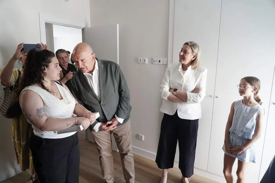 La vicepresidenta segunda, Isabel Blanco, el alcalde de Valladolid, Jes&uacute;s Julio Carnero, y la directora general de Planificaci&oacute;n y Evaluaci&oacute;n del Ministerio de Vivienda y Agenda Urbana, Maribel Vergara, entregan las llaves de 59 viviendas colaborativas de alquiler joven en la ciudad. Foto: Ical.
