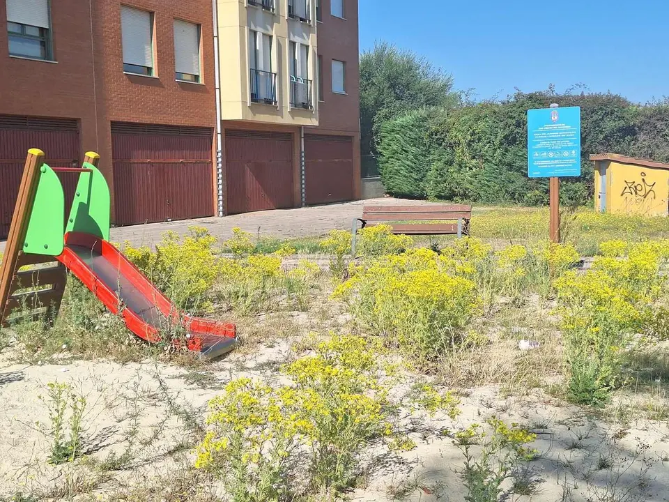 Imagen de uno de los parques sin limpieza en una imagen facilitada por el PP de San Andr&eacute;s.