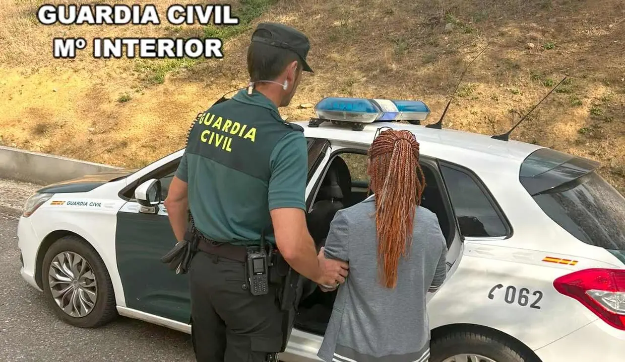 Momento en el que se produce la detenci&oacute;n de la acusada de estafar 25.000 euros a un anciano.