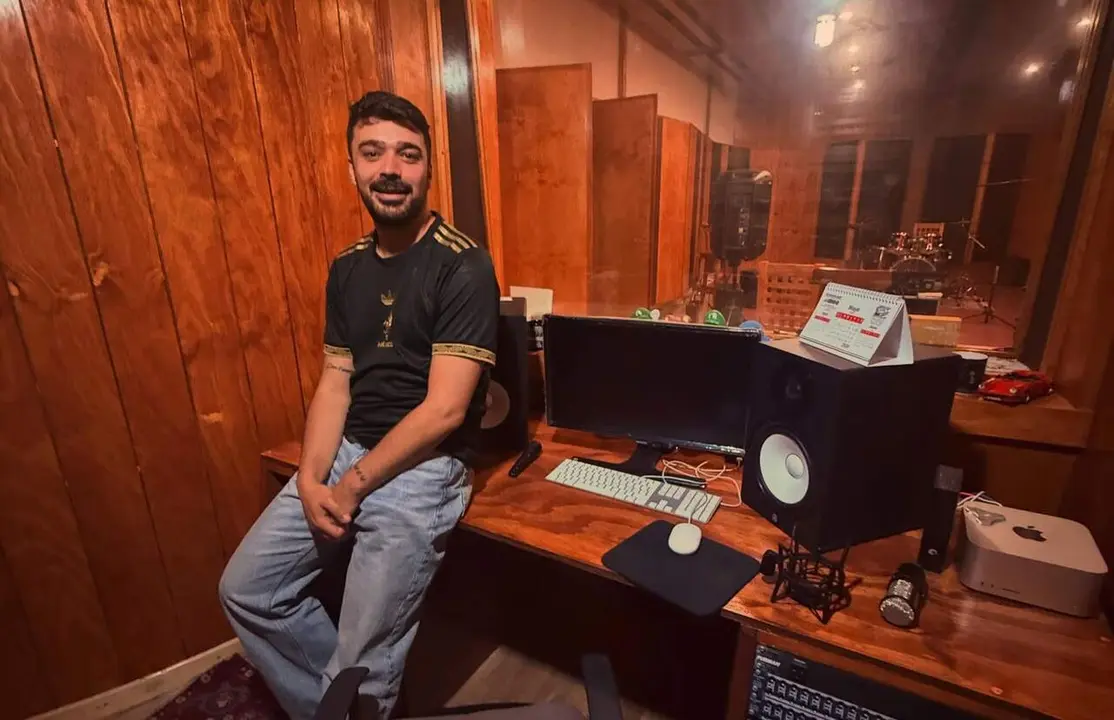 El artista leon&eacute;s Fre Garc&iacute;a en el estudio de grabaci&oacute;n en M&eacute;xico. Foto: Andr&eacute;s Su&aacute;rez.