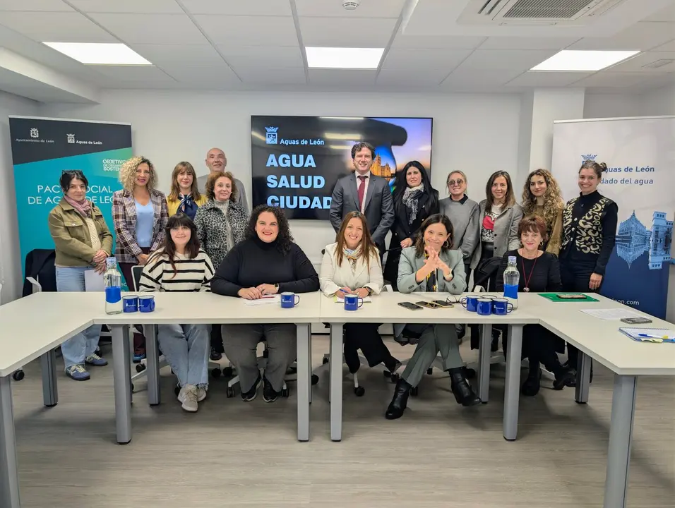 Foto de familia de los beneficiarios en el programa  'Agua, Salud y Ciudad' del a&ntilde;o pasado.