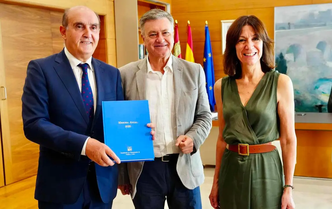 Un instante de la entrega oficial de la memoria.
