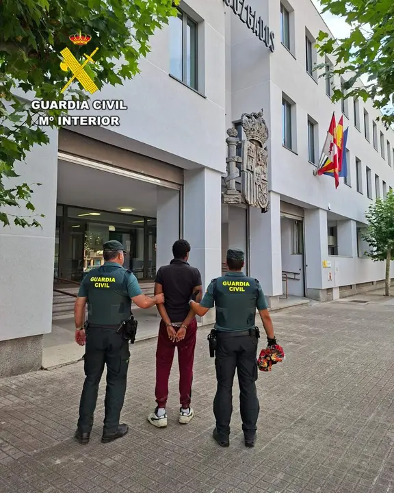 Efectivos de la Guardia Civil conducen al detenido a los Juzgados.