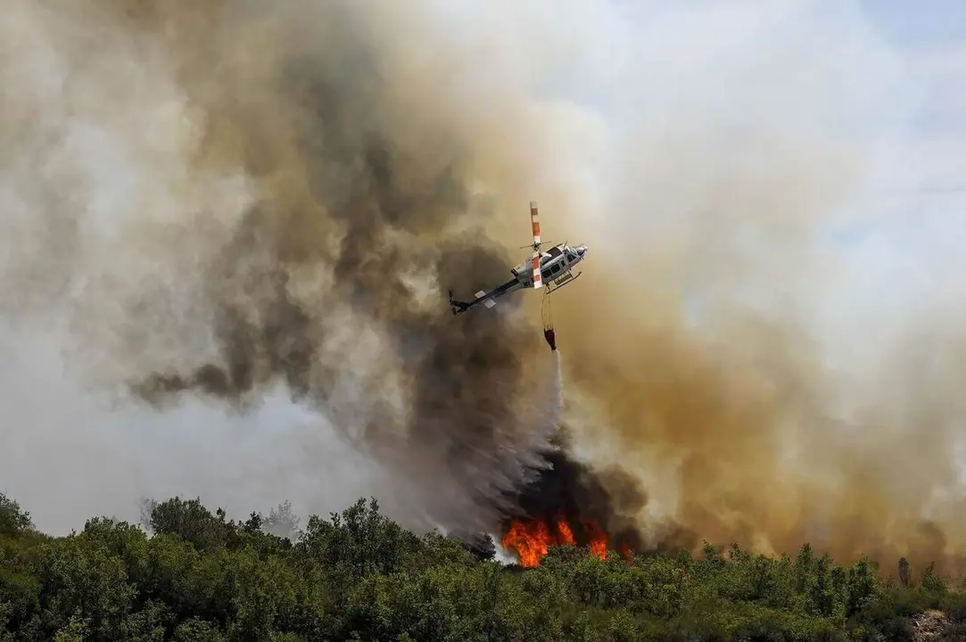 Los incendios m&aacute;s graves de la provincia pierden intensidad 24 horas despu&eacute;s del episodio de m&aacute;ximo riesgo, aunque Valdelaloba y Veguellina (en las fotograf&iacute;as) mantienen la alerta. Fotos: C&eacute;sar S&aacute;nchez