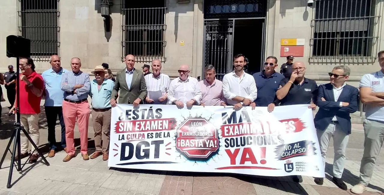 Los representantes institucionales durante la lectura del manifiesto ante la Subdelegaci&oacute;n del Gobierno.
