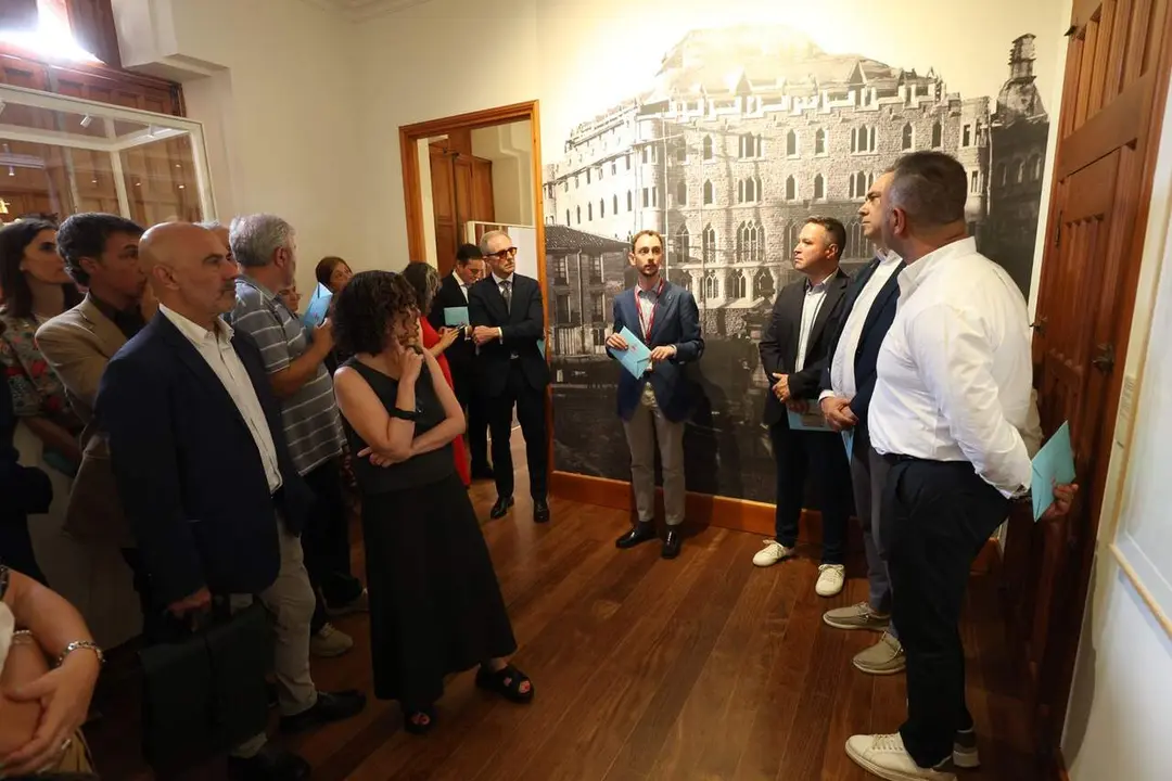 Carlos Varela, comisario de la exposici&oacute;n, durante una visita guiada al Museo Casa Botines.