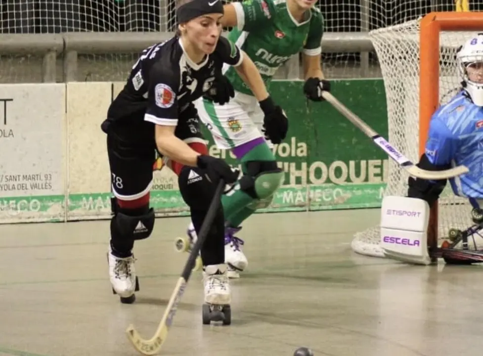 Bea V&aacute;rzeas durante un partido con el Bembibre HC. Foto: RRSS BHC.