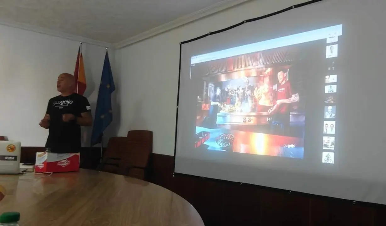 El fot&oacute;grafo leon&eacute;s Gus Geijo durante su taller en Quintana del Castillo.