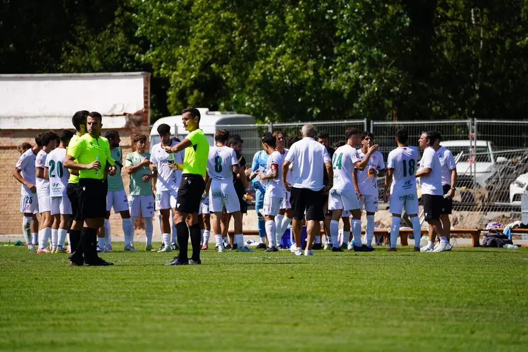 Los jugadores de la Cultural este s&aacute;bado durante la pausa de hidrataci&oacute;n del partido contra el Athletic B. Foto: CyDL.