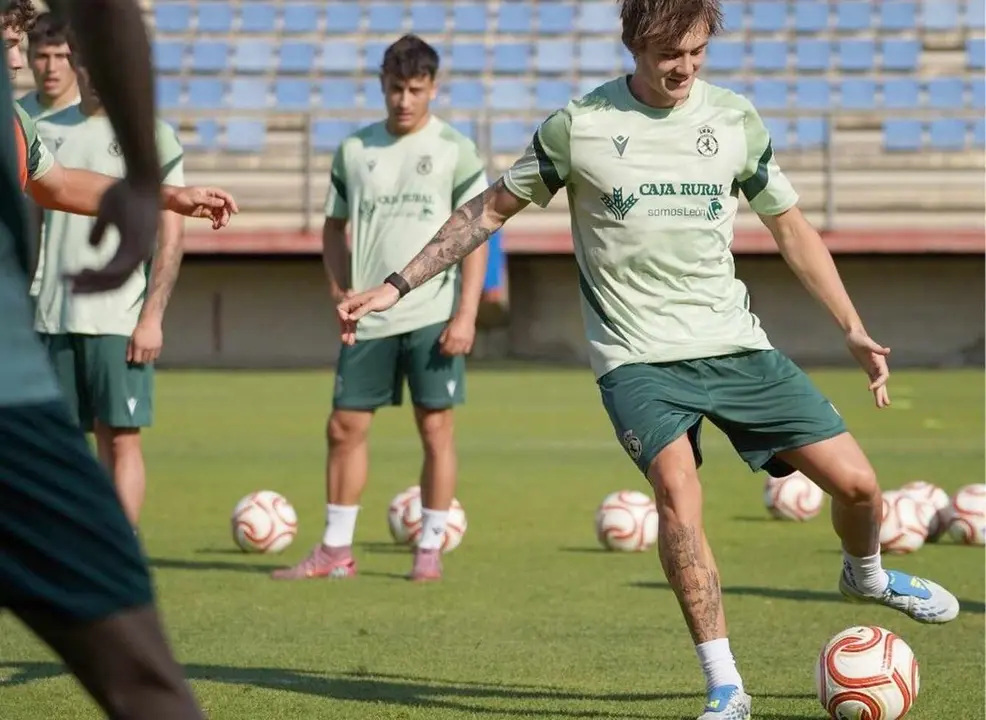 Yayo, durante un entrenamiento con la Cultural y Deportiva Leonesa.